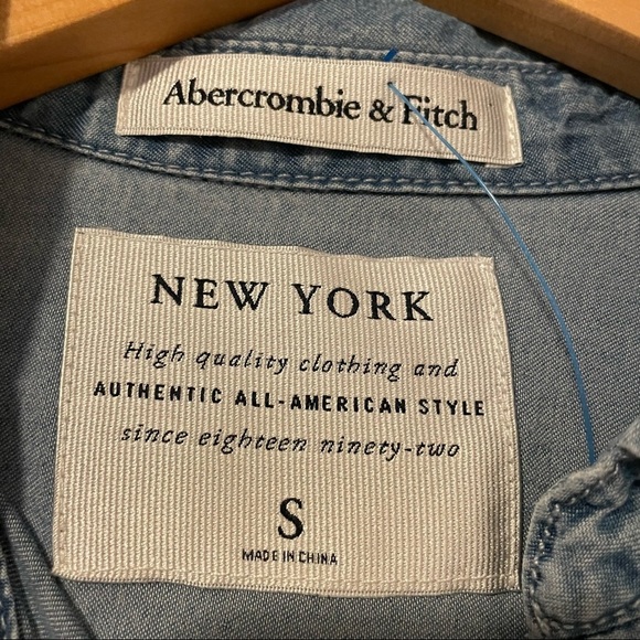 Abercrombie & Fitch Women’s Small Blue Chambray Shirt Pockets Tie Neck - Picture 8 of 9